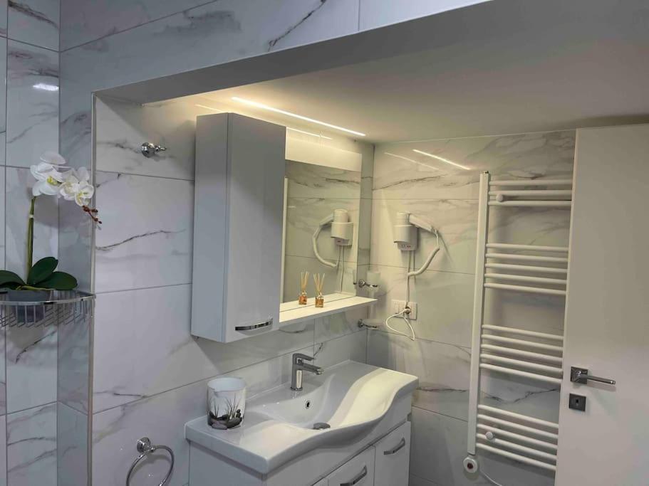 Lovely Apartment In Pogradec City With A Lake View Eksteriør bilde